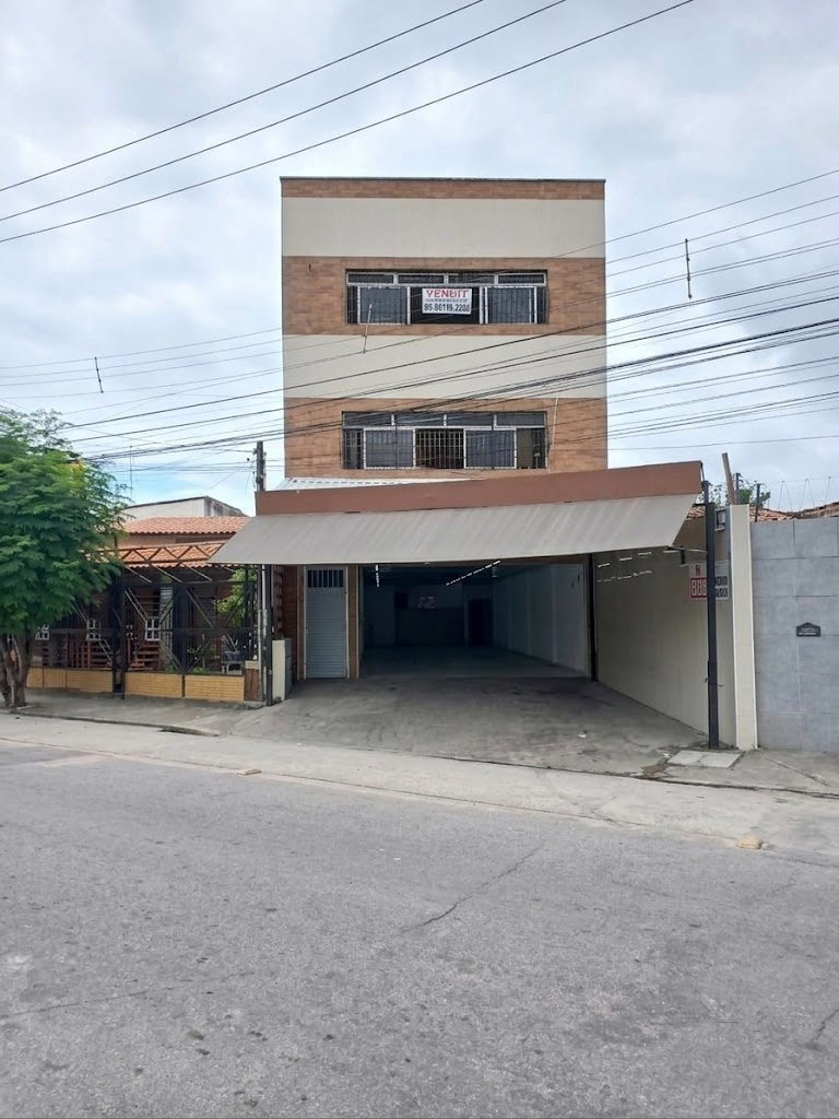 Casa com Ponto Comercial à Venda em Monte Castelo — Localização Privilegiada